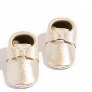 Freshly Picked Bow Mocc in Platinum size 2 NWT